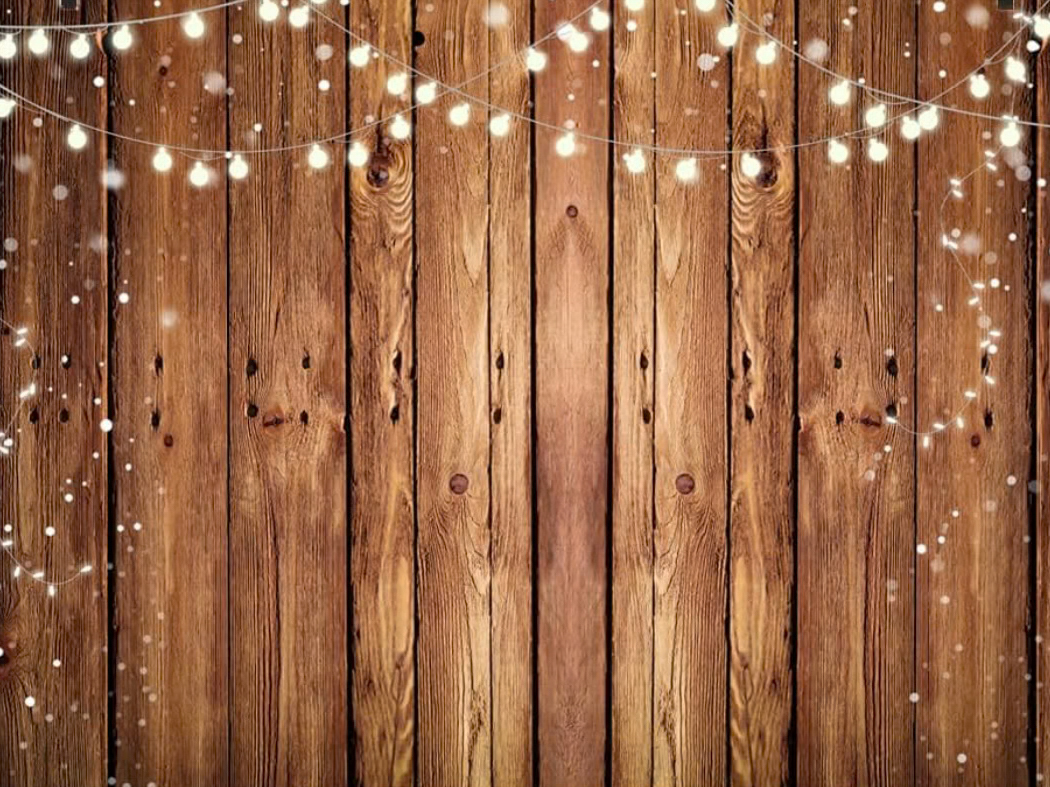 Holzwand mit Lichterkette
